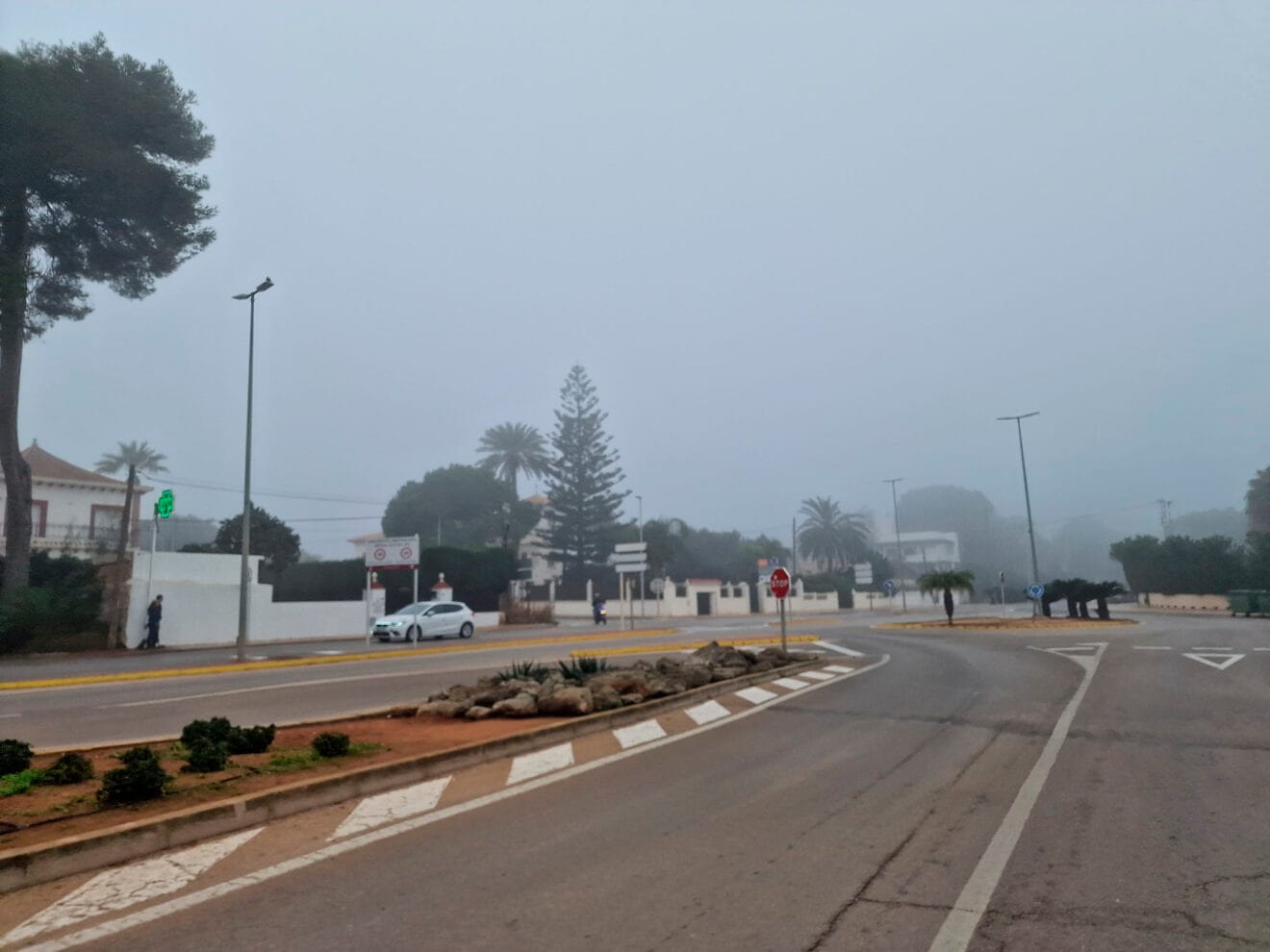 Dénia amanece oculta bajo una densa niebla 13