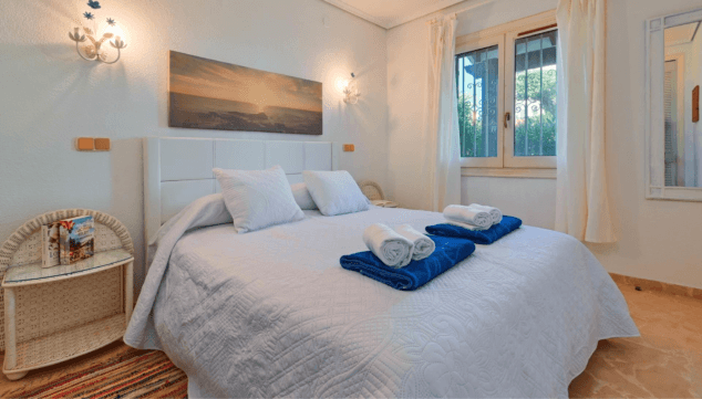 disfruta de esta cama de matrimonio y relajate durante tus vacaciones