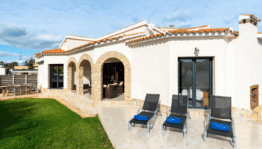 Disfruta de la vida al aire libre con propia piscina y terrazas privadas