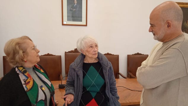 Imagen: El concejal Javier Scotto junto a Ana Albarracín y Marisa Ferrándiz