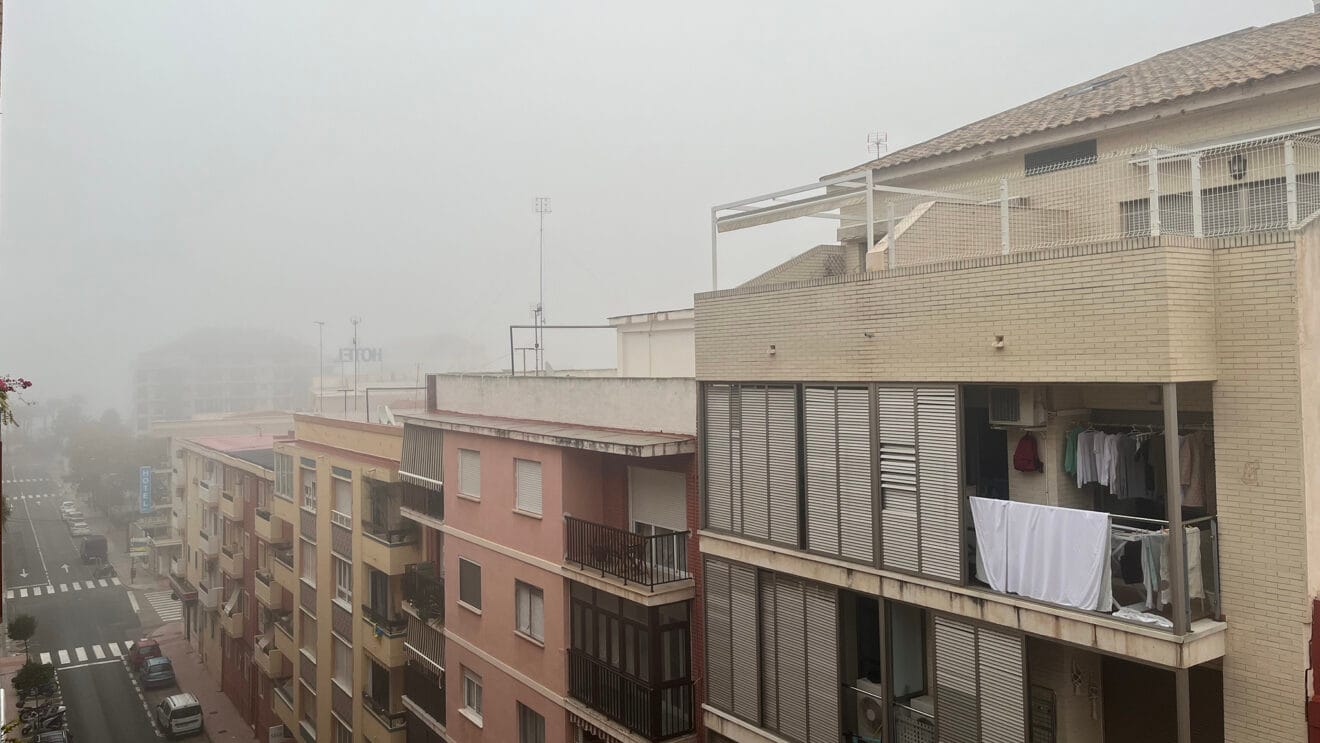 El mar de Dénia desaparece bajo la niebla