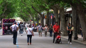 gente paseando por el centro de denia