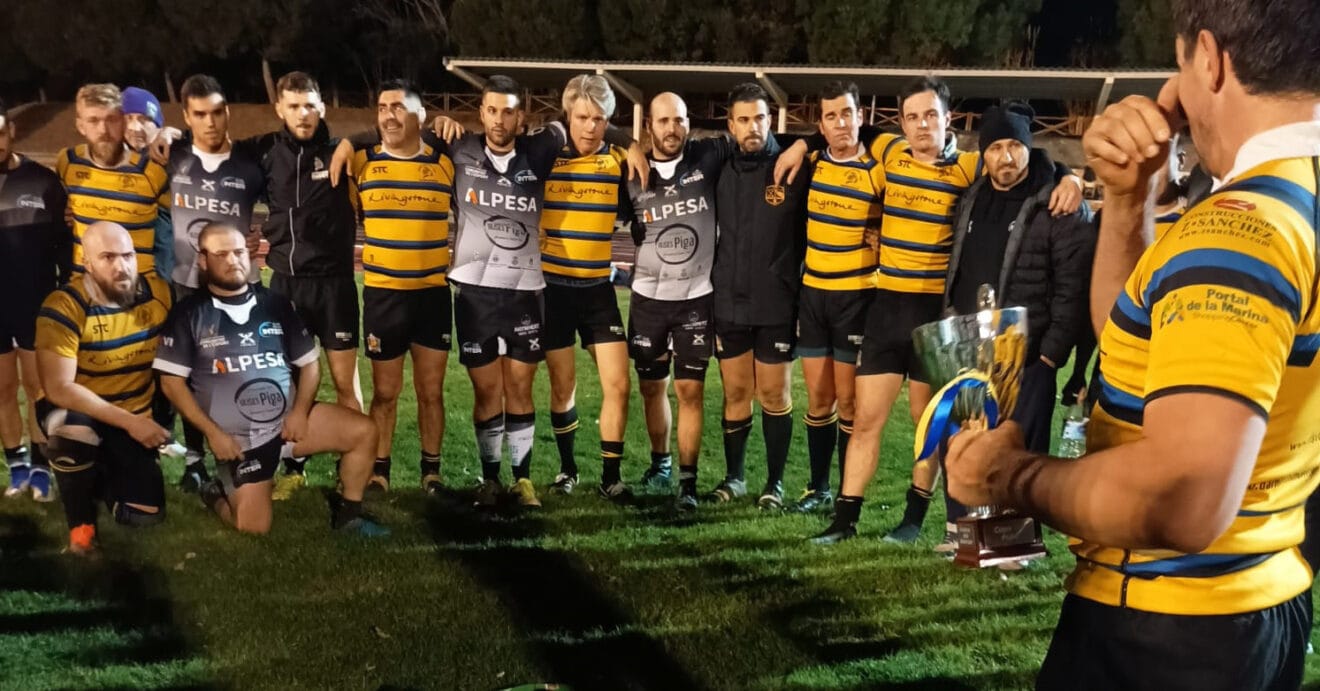 Jugadores del Dénia Rugby Barbarians en el homenaje a su compañero