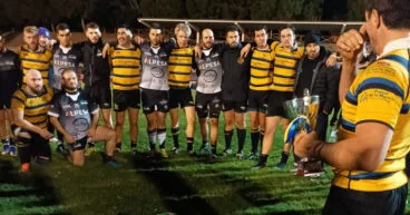jugadores del denia rugby barbarians en el homenaje a su companerp