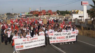 la manifestacion por el cierre de la fabrica bimbo el verger saliendo de la fabrica