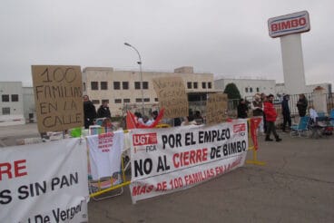 los trabajadores de bimbo el verger durante la manana del primer dia de huelga