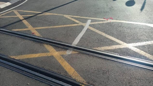 Un vehículo choca contra el TRAM de Dénia al saltarse el semáforo 1 Imagen: Lugar del accidente en las vías del TRAM de Dénia
