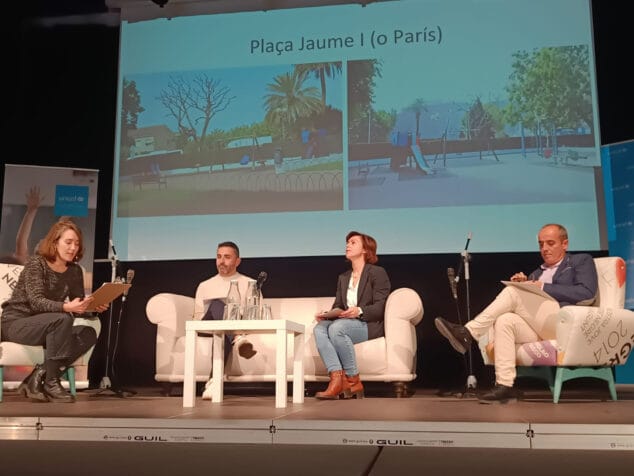 Imagen: Maria Josep Ripoll durante la mesa redonda sobre Ciudades Amigas de la Infancia