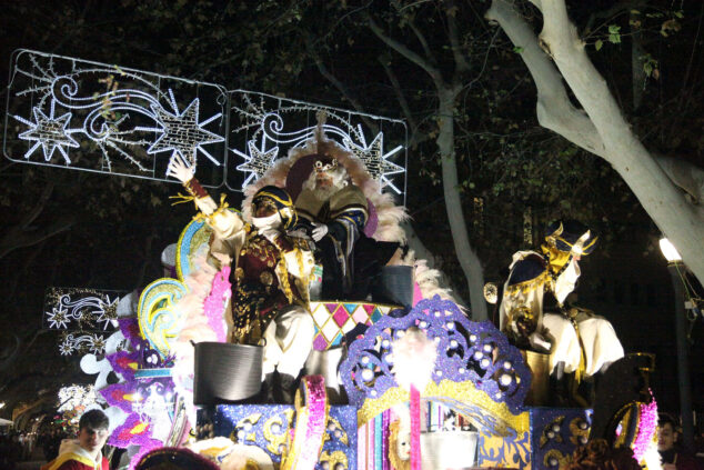 Imagen: Melchor en la cabalgata de Reyes Magos de Dénia