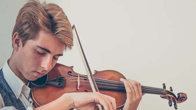 Imagen: Pablo Turlo tocando el violín