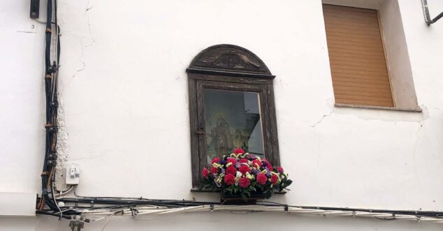 Imagen: Panel cerámico con la imagen de Sant Antoni en una fachada de Dénia