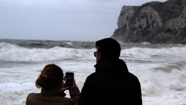Imagen: Pareja joven fotografiando la playa de Dénia