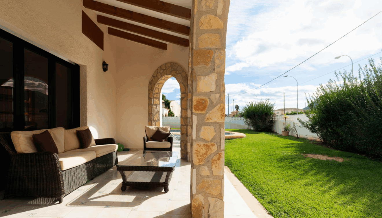 Pasa momentos con tu familia y amigos en esta terraza techada
