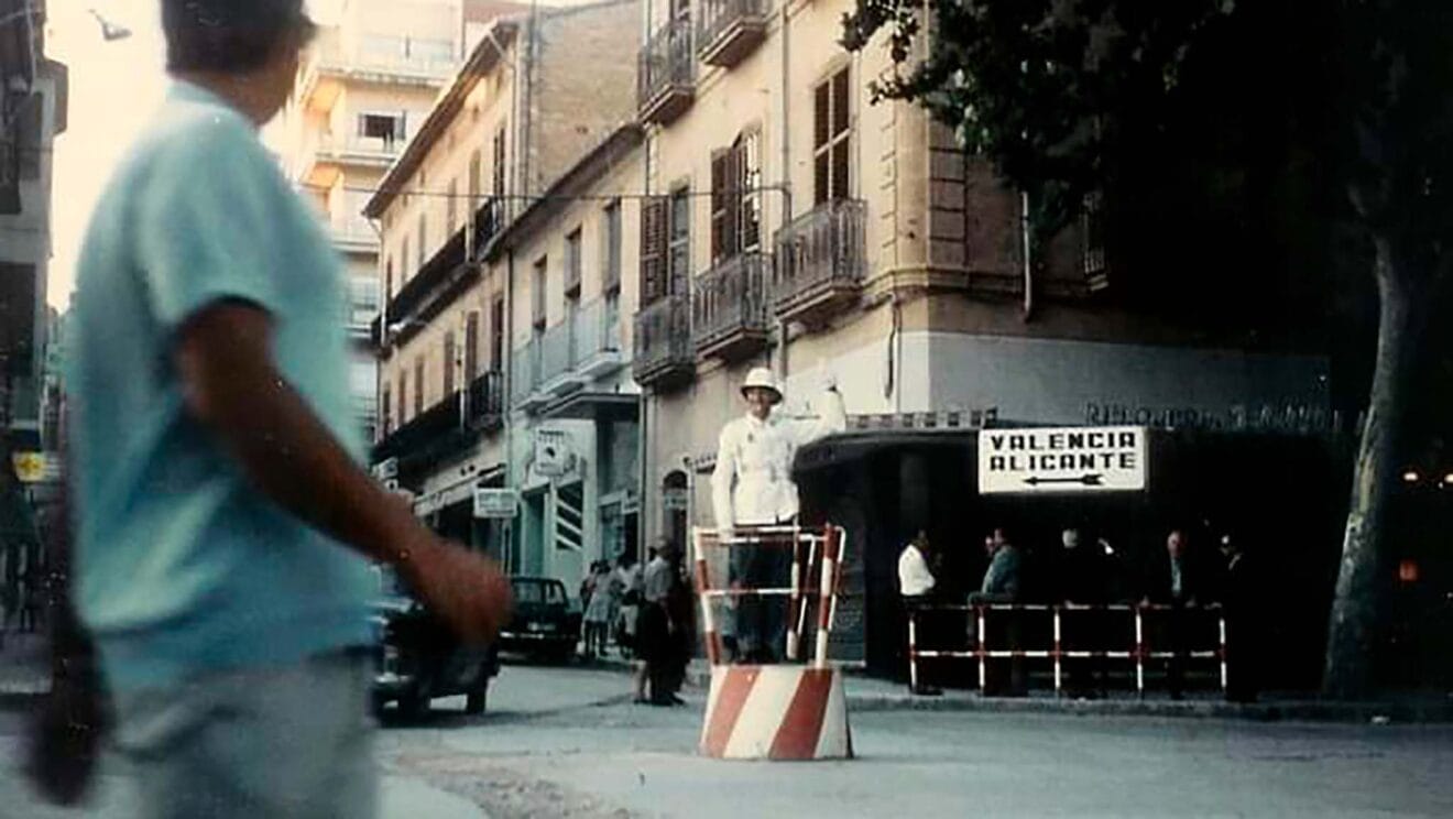 Pepe Torró dirigiendo el tráfico en el centro de Dénia