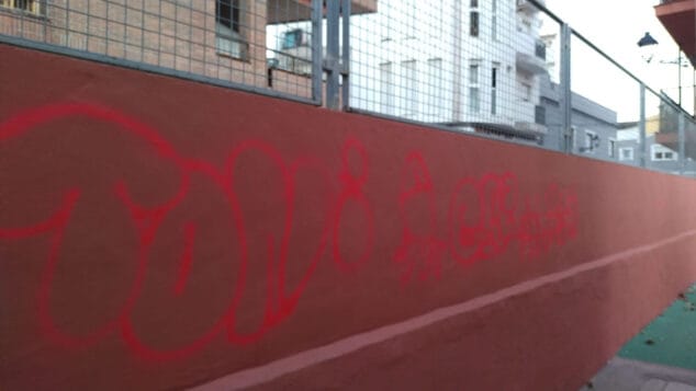 Imagen: Pintada en el muro de una escuela de Dénia