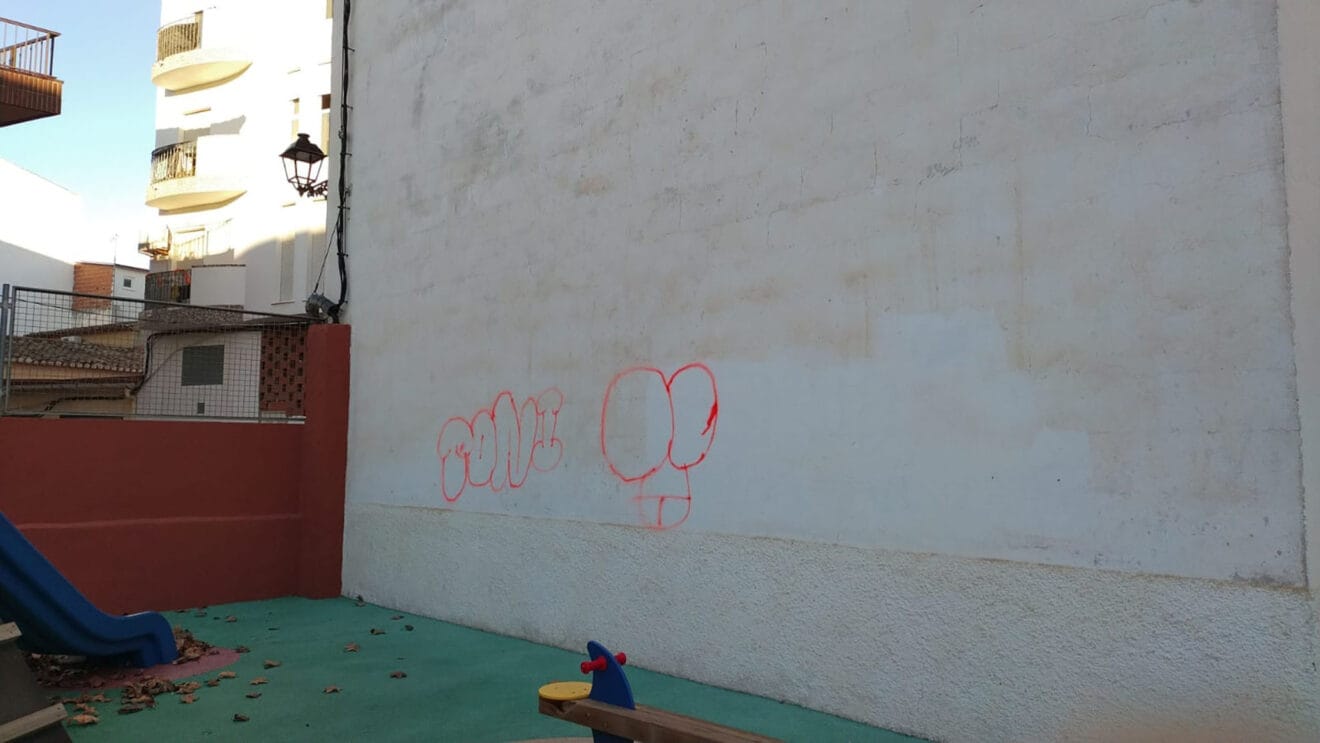Pintada en el patio de una escuela