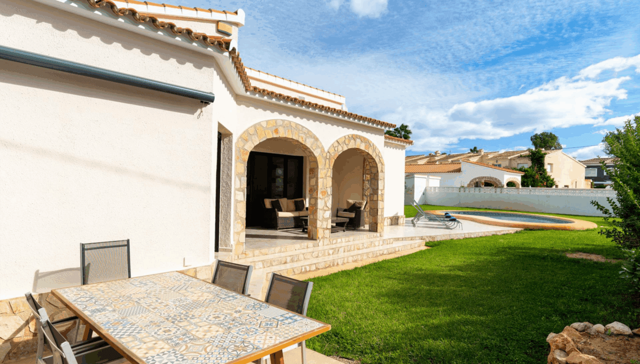 Piscina privada, jardín  y barbacoa bajo el sol de Dénia