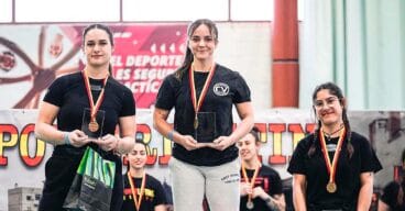 portada ariadna mena llorca en el podio del campeonato de levante de powerlifting