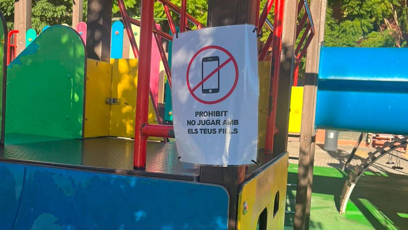 Portada cartel que reivindica el jugar con los hijos en un parque de Dénia