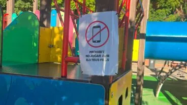 Portada cartel que reivindica el jugar con los hijos en un parque de Dénia