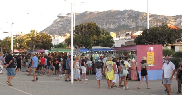Imagen: Puestos de venta en el puerto de Dénia