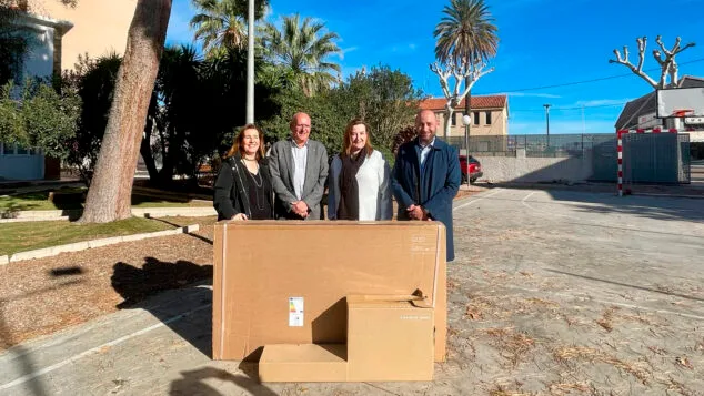 representantes de la fundacio denia ciutat creativa de la gastronomia de la comunitat valenciana haciendo el donativo