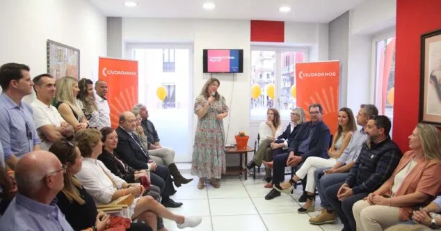 Una decena de ex miembros de Ciudadanos Dénia fichan por Gent de Dénia 1 Imagen: Susana Mut junto a su antiguo equipo en la sede de Dénia de Ciudadanos en las pasadas elecciones