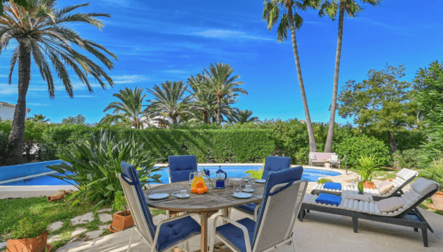 una piscina especial con un jardin mas especial todavia