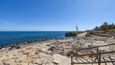 A pocos metros tienes a tu disposición la Playa del Trampolí