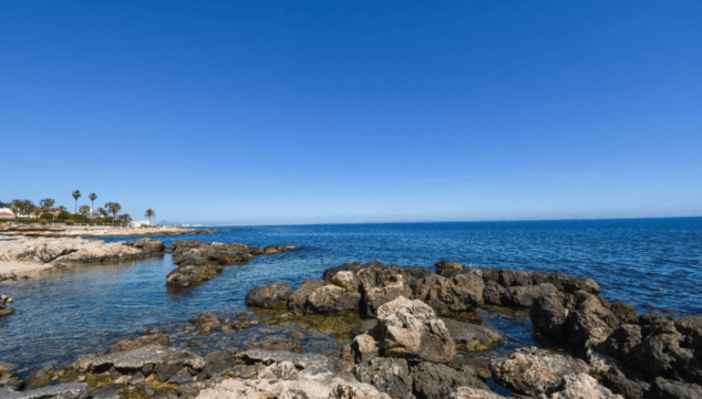 a tan solo unos metros tienes las playas de denia