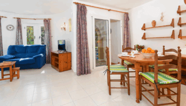 Amplitud y luminosidad en un salón tan acogedor como este