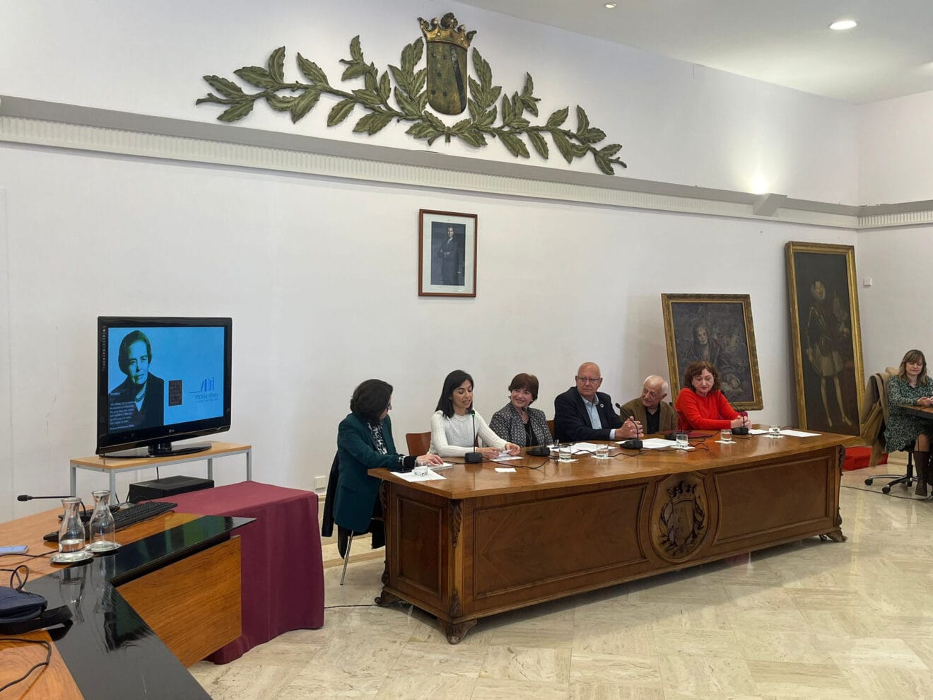 Asistentes a la presentación del Año Maria Ibars en el Ayuntamiento de Dénia