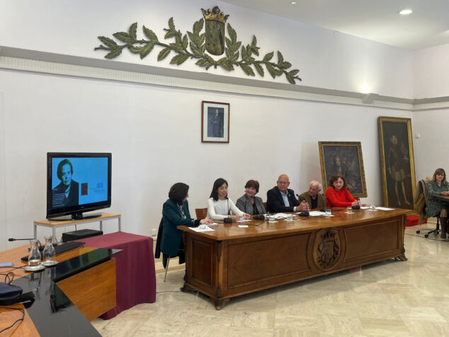 Imagen: Asistentes a la presentación del Año Maria Ibars en el Ayuntamiento de Dénia