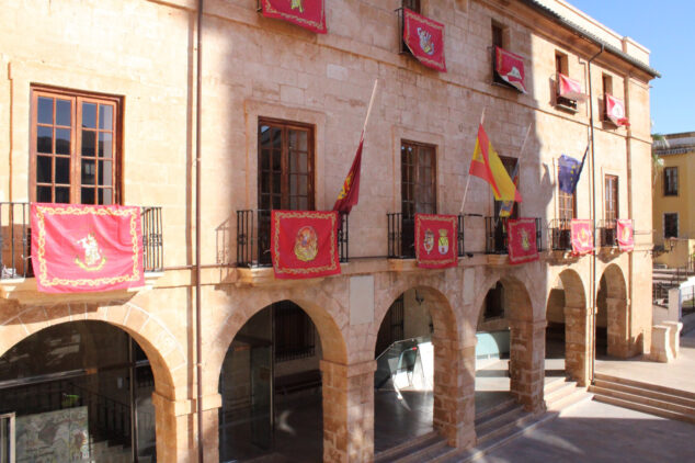Imagen: Ayuntamiento de Dénia con las banderas a media asta
