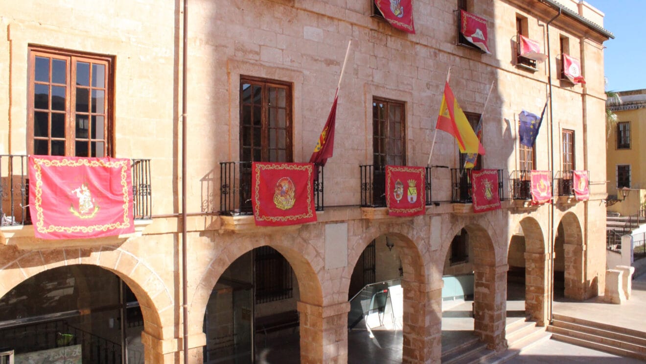 Ayuntamiento de Dénia con las banderas a media asta destacada