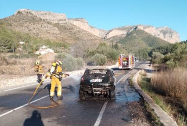 bomberos sofocan las llamas del coche incendiado
