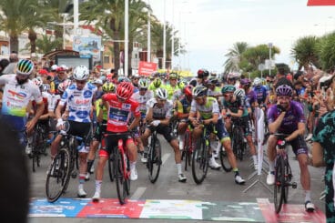 ciclistas durante una competicion en denia