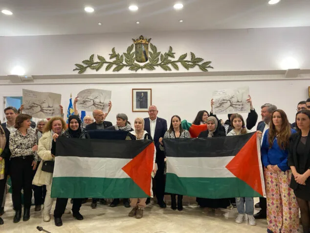Dénia aprueba en medio de aplausos su apoyo a Palestina, provocando una bronca entre Vox y el alcalde 3 Imagen: El pleno de Dénia aprueba una moción para apoyar a Palestina