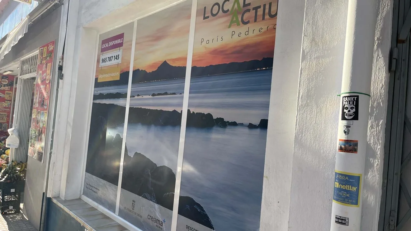 Escaparate de Local Actiu en un barrio de Dénia
