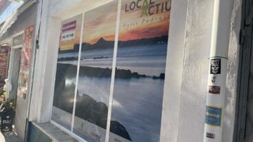 escaparate de local actiu en un barrio de denia