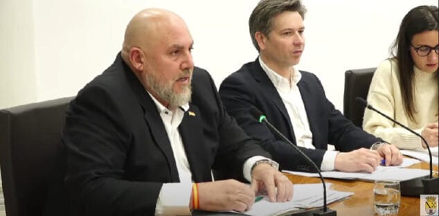 Imagen: Félix Redondo respondiendo al alcalde