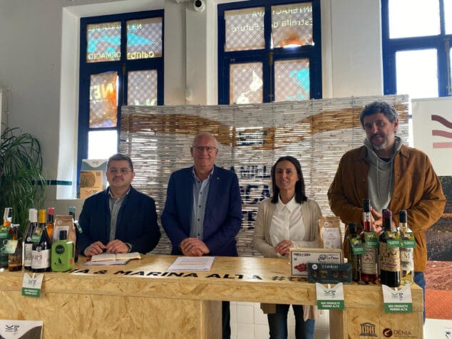 Bancalet, la nueva marca comarcal creada por el Ayuntamiento de Dénia para poner en valor el producto de proximidad 1 Imagen: Floren Torres, Vicent Grimalt, María José García y Alfred Pavía en el Mercado Municipal de Dénia