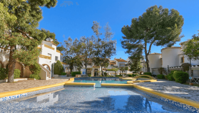 grandes zonas de exterior en la urbanizacion de este apartamento