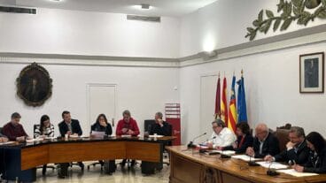 Grupo popular junto a la mesa de gobierno en el último pleno de Dénia