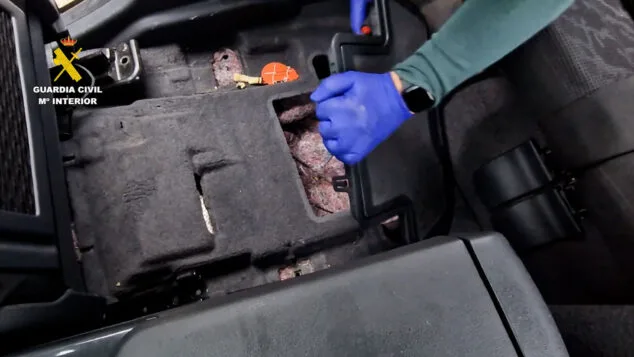 Imagen: Hueco donde escondía la cocaína el detenido en Dénia