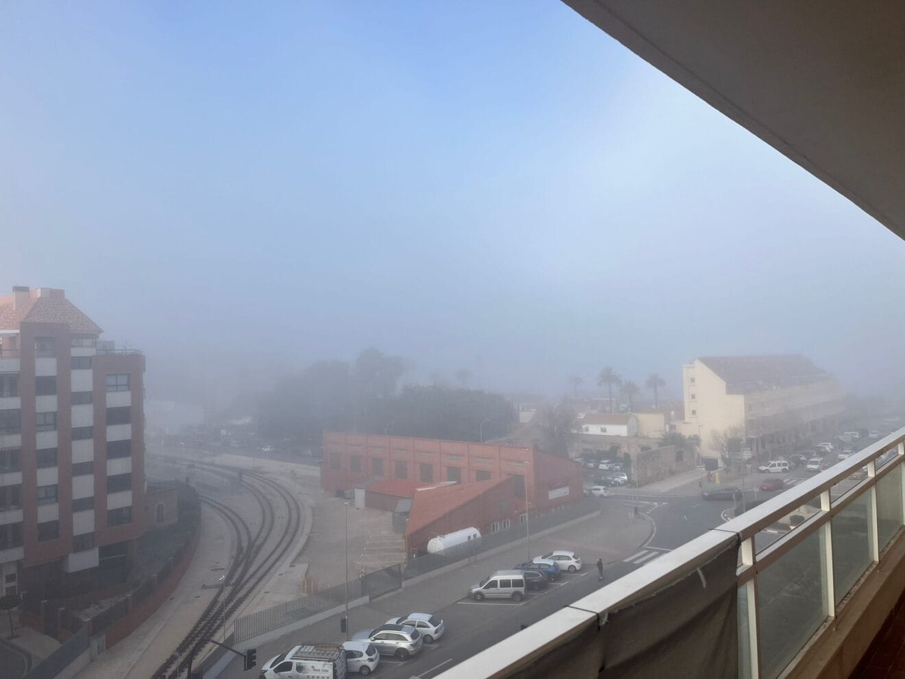 La estación de tren de Dénia bajo la niebla
