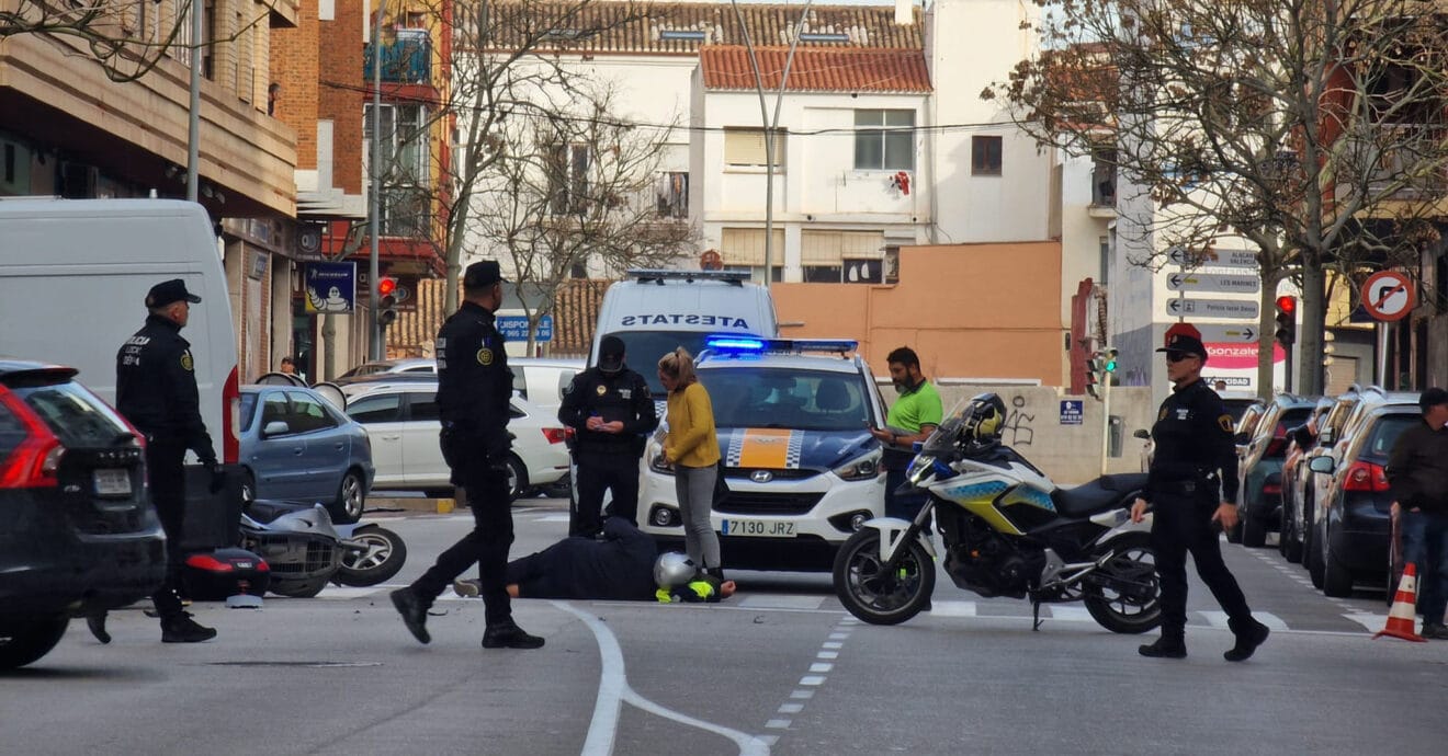 La Policía Local atiende al herido en Dénia