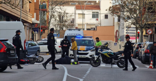 Image: La police locale soigne l'homme blessé à Dénia