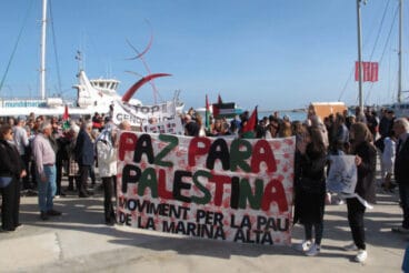 manifestacion por la paz en gaza en las calles de denia