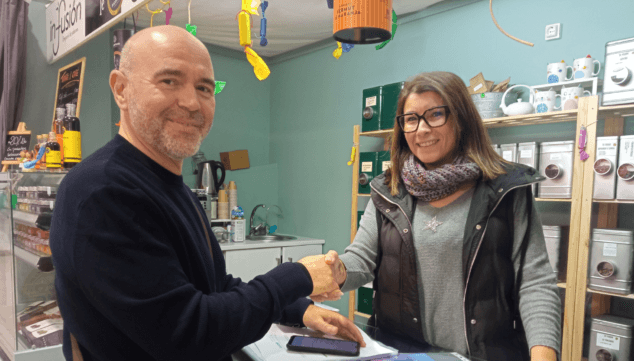 Imagen: Mayte Arnau, presidenta Asociación de Vendedores Mercat De Denia, junto con Blas Domínguez, Responsable comercial de la zona de Levante